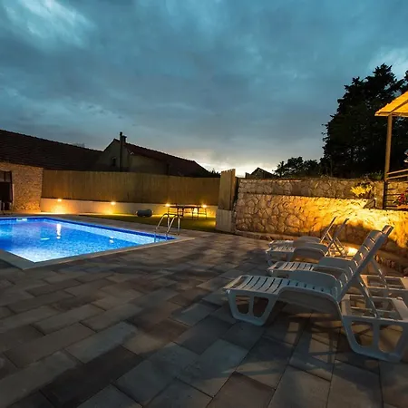 Duka With Heated Private Pool, Makarska Region *