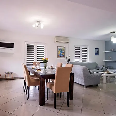 Duka With Heated Private Pool, Makarska Region Vila