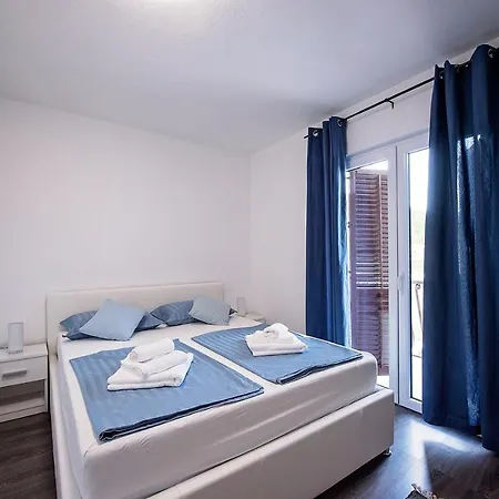 Duka With Heated Private Pool, Makarska Region Vila